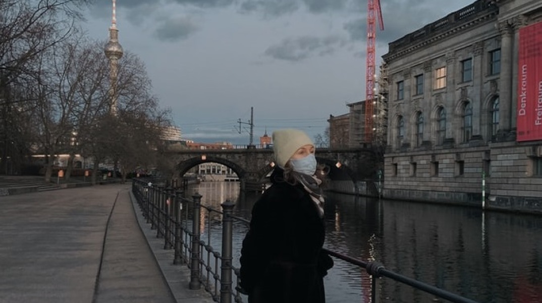 Γυναίκα με μάσκα στην Γερμανία