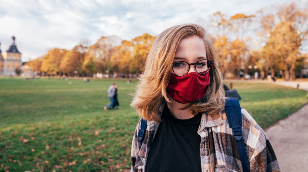 Εύκολα τιπ για να μην θαμπώνουν τα γυαλιά σου όταν φοράς τη μάσκα