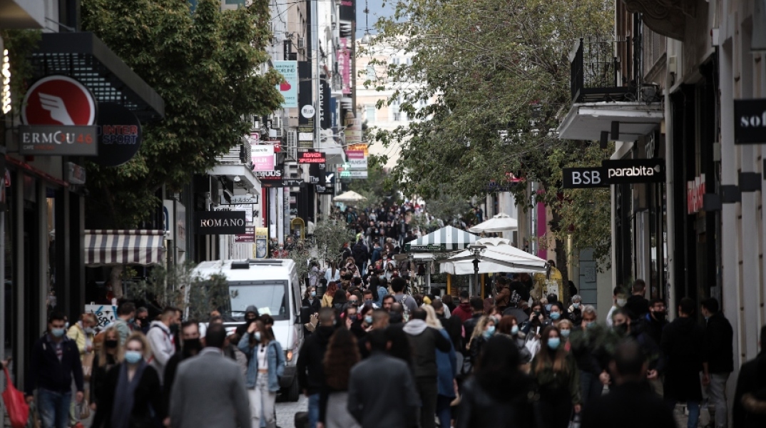 Κίνηση και ουρές σε καταστήματα στην Ερμού πριν το lockdown στη χώρα 