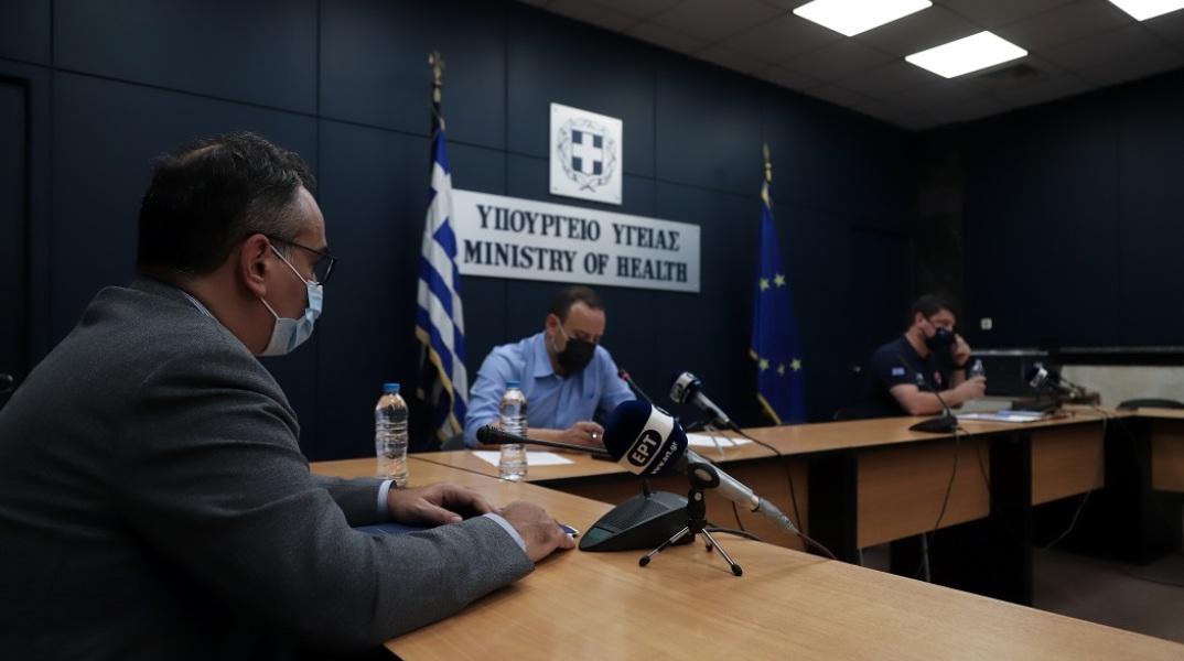 Στιγμιότυπο από την ενημέρωση για την πορεία του κορωνοϊού 