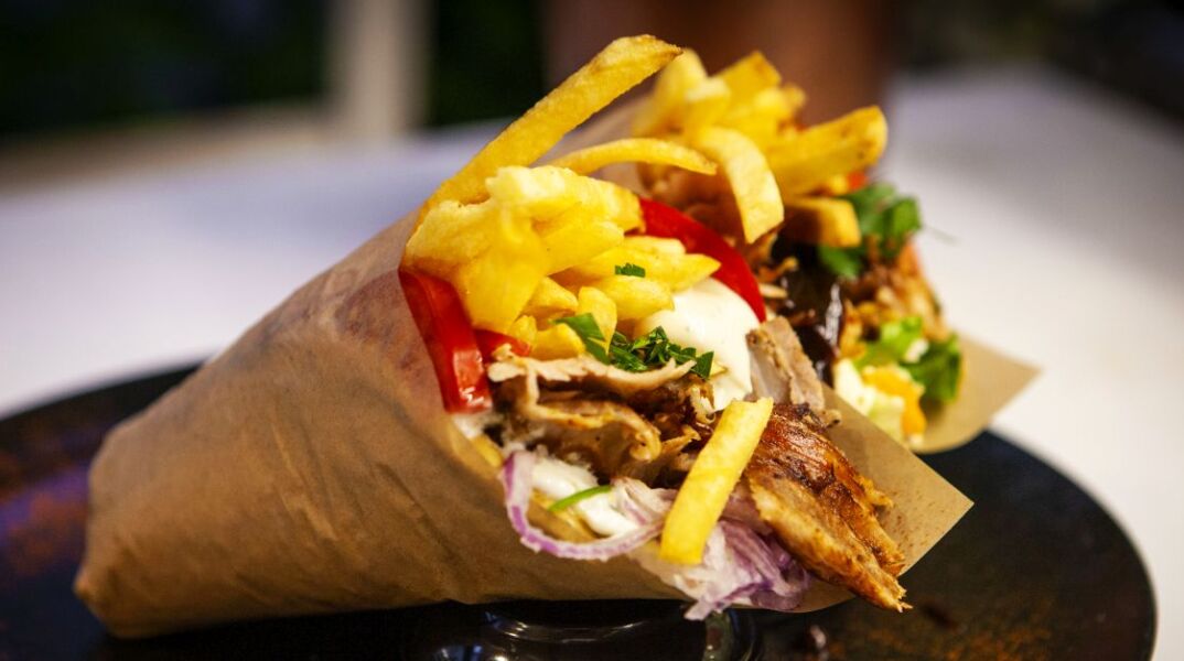 Τα τυλιχτά σουβλάκια στο Πιάτσα Καλαμάκι