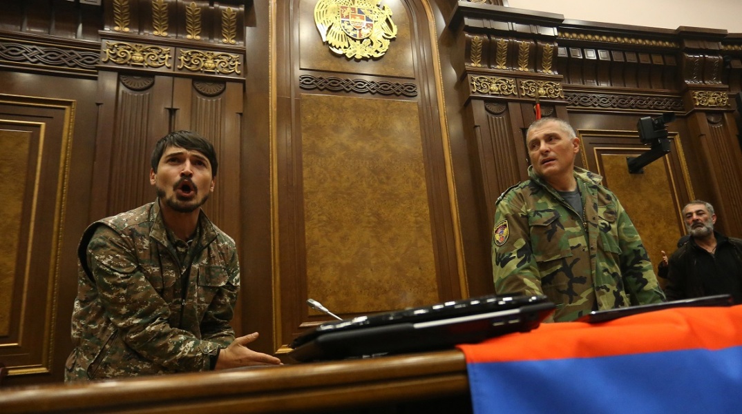 Διαδηλωτές διαμαρτύρονται στο αρμενικό κοινοβούλιο για τον τερματισμό των συγκρούσεων στο Ναγκόρνο-Καραμπάχ