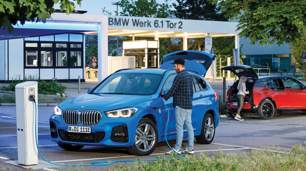 Άνδρας φορτίζει το BMW αυτοκίνητό του