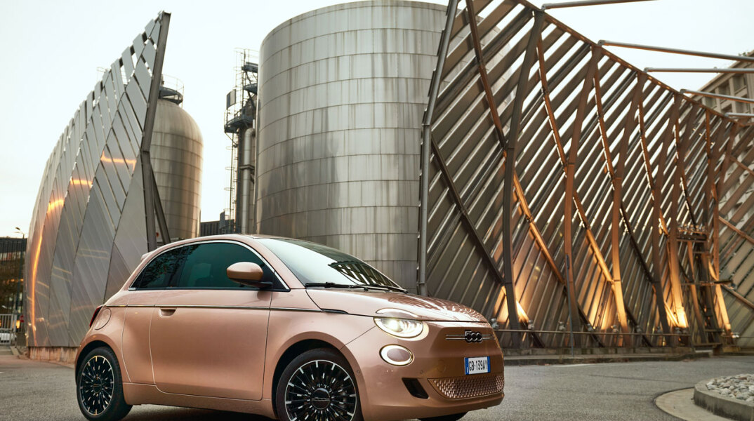 Αυτοκίνητο μπεζ-καφέ Fiat 500e