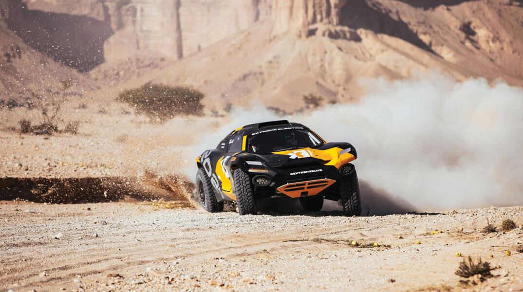 Αγωνιστικό αυτοκίνητο σε κίνηση σηκώνει σκόνη