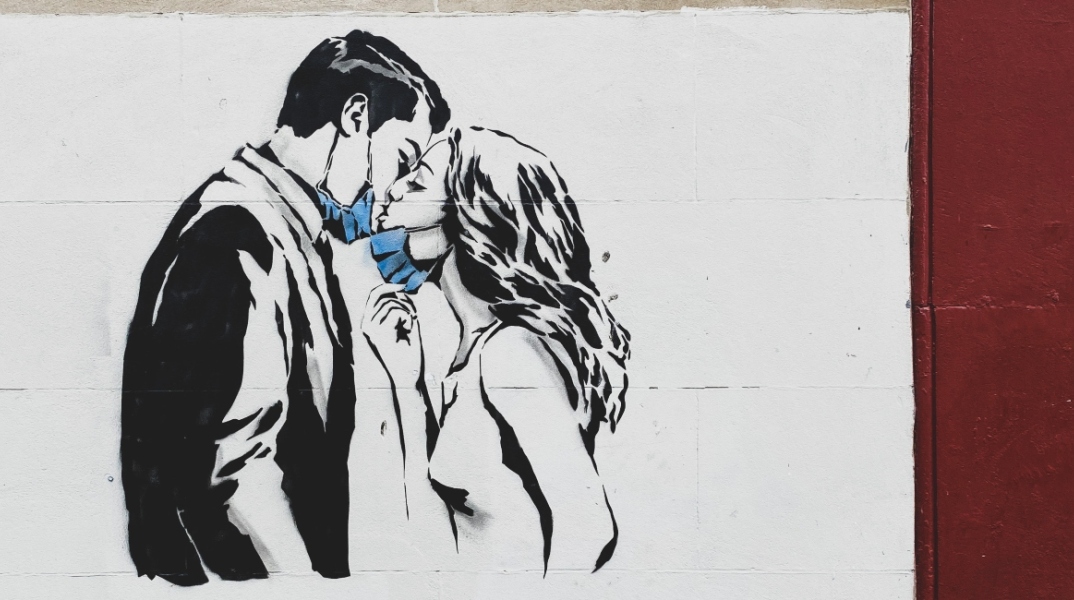 Γκράφιτι με ζευγάρι, εμπνευσμένο από την covid-19