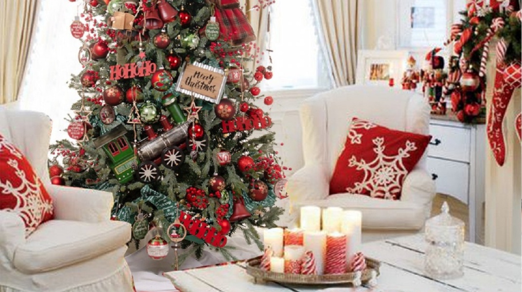 Σαλόνι με πολυθρόνες και στολισμένο χριστουγεννιάτικο δέντρο