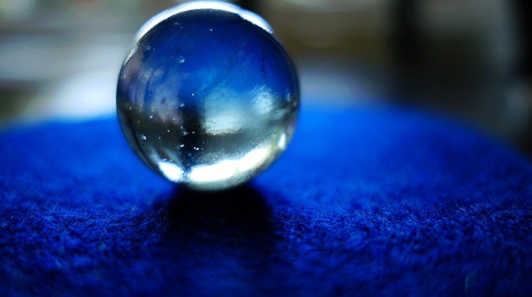 Μέντιουμ - Γυάλινη μπάλα