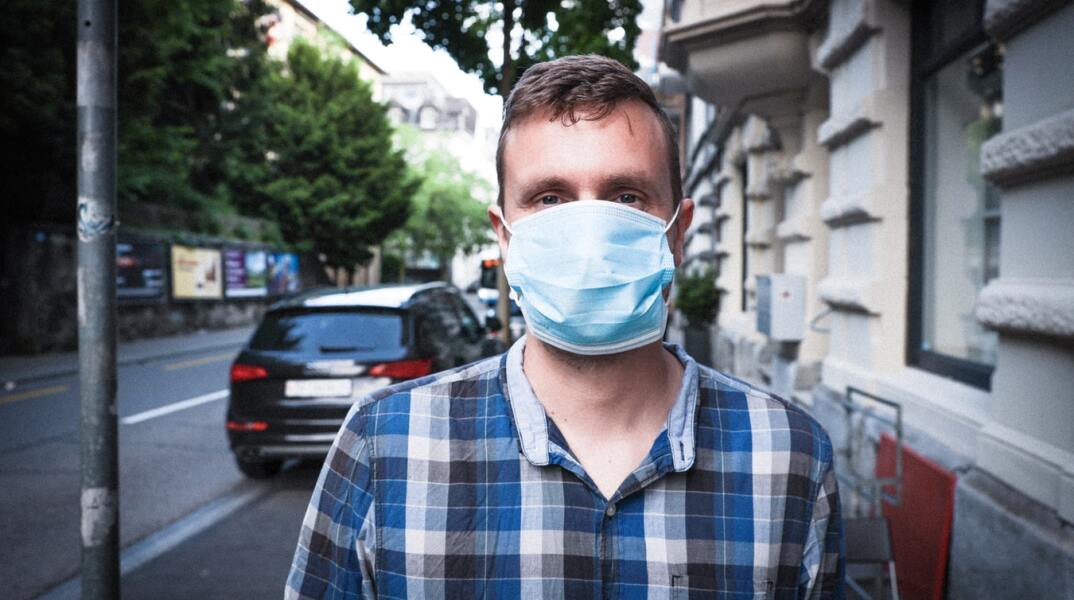 Άνδρας με μάσκα