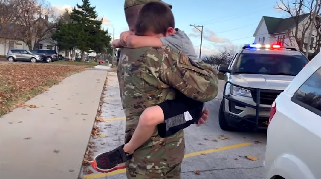 Ο γιος του στρατιώτη συγκινημένος από την απρόσμενη επανένωση 