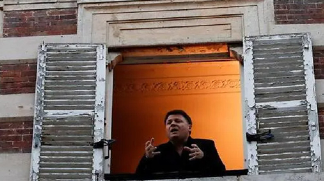 Ο τενόρος Στ.Σενεσάλ τραγουδά πια μόνο στο μπαλκόνι του