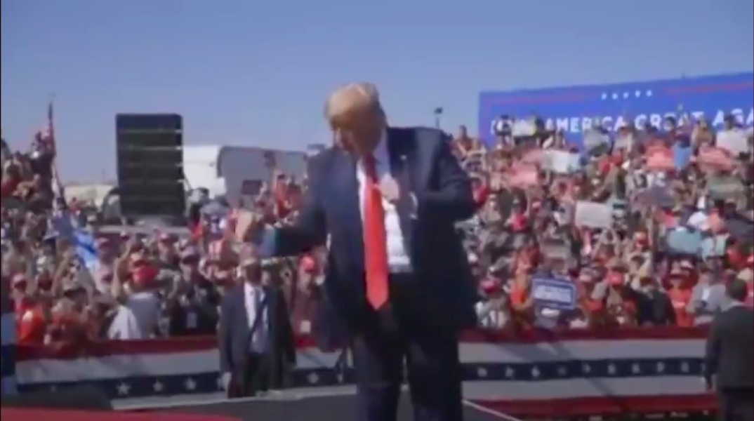 Ο Ντόναλντ Τραμπ χορεύει και γουστάρει με Βασίλη Καρρά