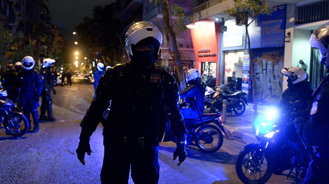  ΕΚΚΕΝΩΣΗ ΤΗΣ ΠΛΑΤΕΙΑΣ ΕΞΑΡΧΕΙΩΝ ΑΠΟ ΤΗΝ ΑΣΤΥΝΟΜΙΑ-ΠΡΟΣΑΓΩΓΕΣ 