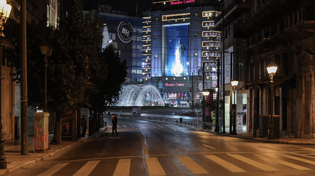 Σε εφαρμογή τα νέα, αυστηρά, μέτρα για τον περιορισμό της πανδημίας του κορονοϊού στη χώρα, με απαγόρευση της κυκλοφορίας στο πλαίσιο του καθολικού lockdown  