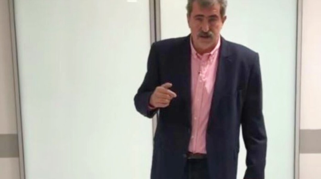 Ο Παύλος Πολάκης έξω από τη ΜΕΘ του Σωτηρία