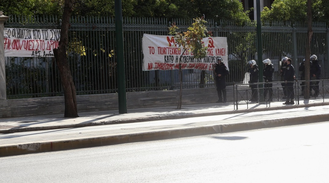 Αστυνομικοί έξω από το Πολυτεχνείο
