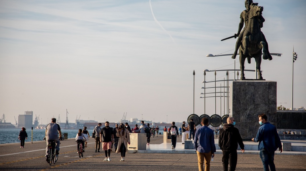 Πολίτες περπατούν στην παραλία της Θεσσαλονίκης