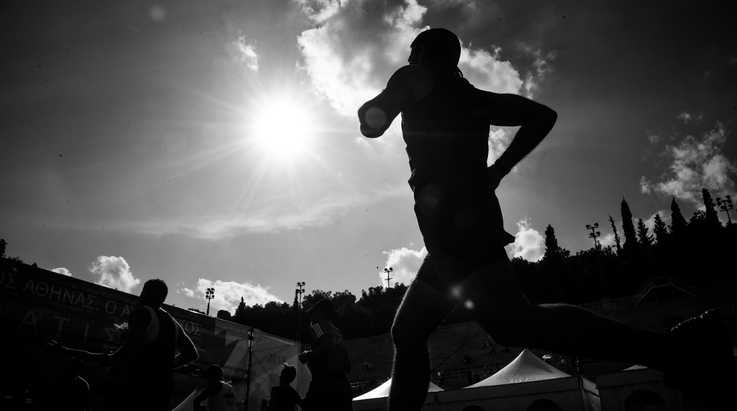 Δρομέας που τρέχει στον Κλασικό Μαραθώνιος Αθήνας - 42 χιλιόμετρα