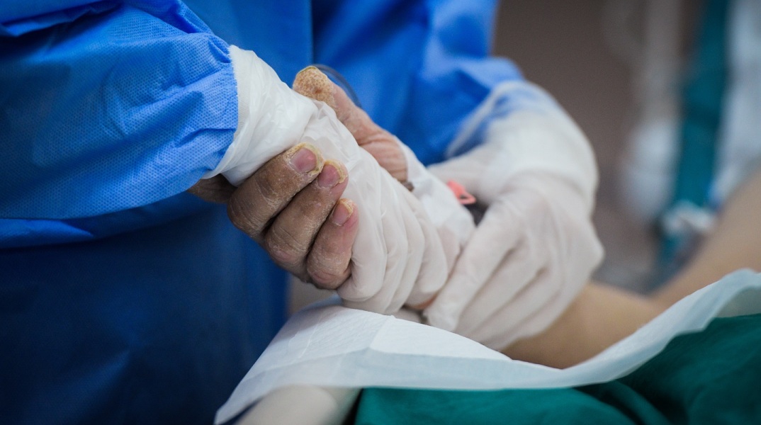 Στιγμιότυπο από Μονάδα Εντατικής Θεραπείας σε νοσοκομείο αναφοράς για τη νόσο Covid-19