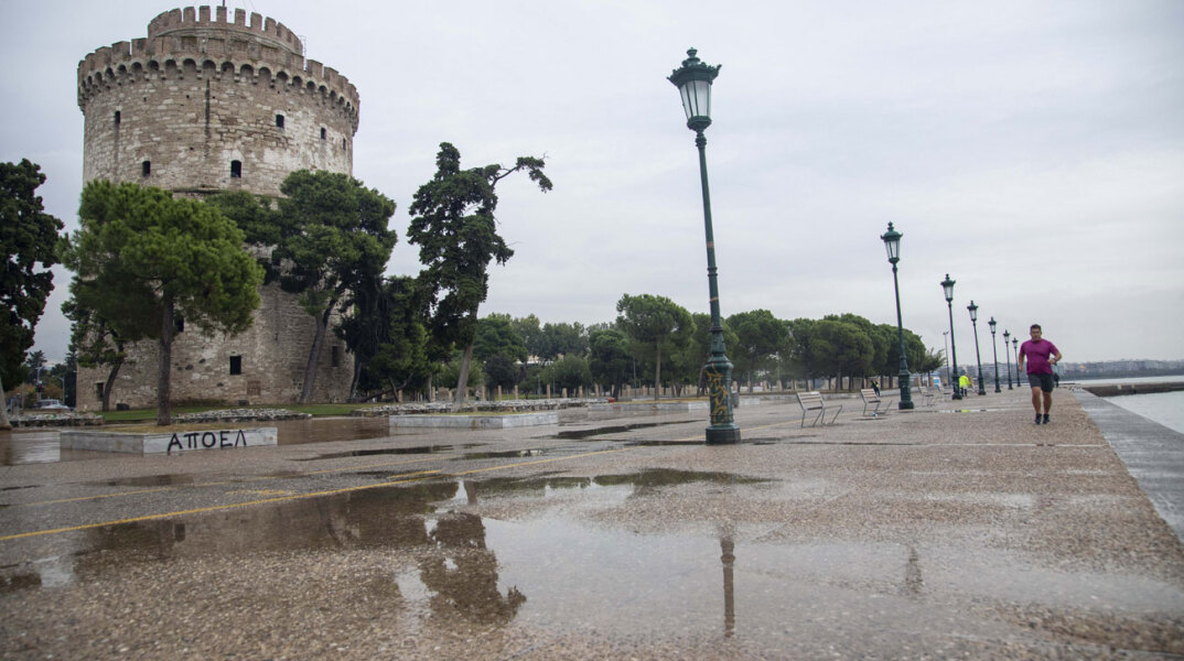 Άνδρας τρέχει στην παραλία Θεσαλονίκης δίπλα στο Λευκό Πύργο