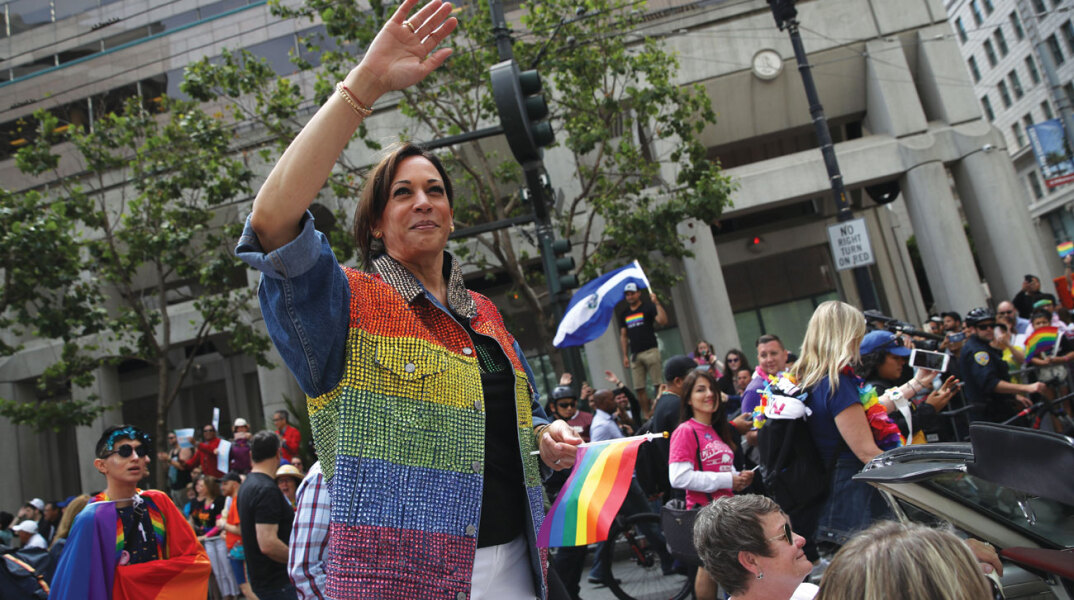 Η αντιπρόεδρος των ΗΠΑ, Καμάλα Χάρις με τζιν μπουφάν με στρας στα χρώματα του Pride