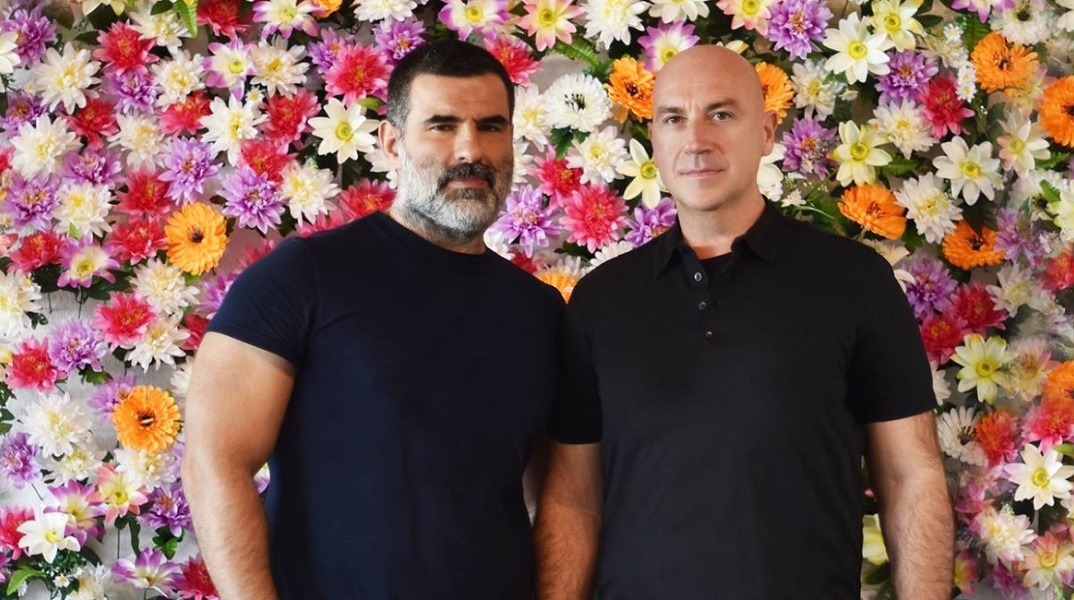 Οι σχεδιαστές Δημήτρης Αλεξάκης και Γρηγόρης Τριανταφύλλου (Deux Hommes)