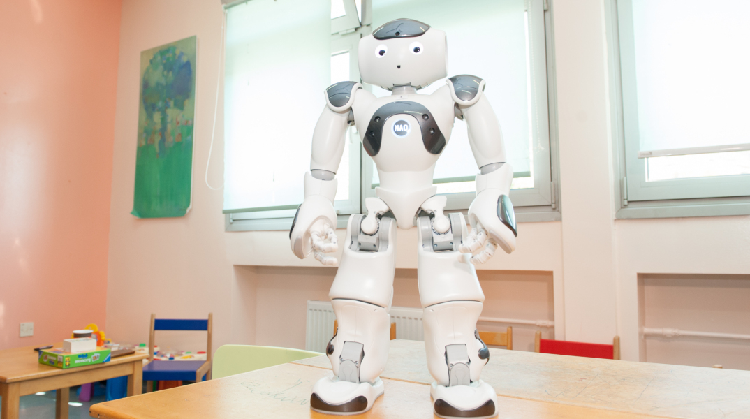 Ρομπότ και ειδικοί παιδαγωγοί για παιδιά με μαθησιακές δυσκολίες 