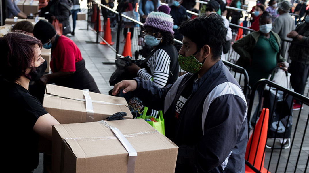 Δωρεές τροφίμων από την Food Bank στη Νέα Υόρκη 