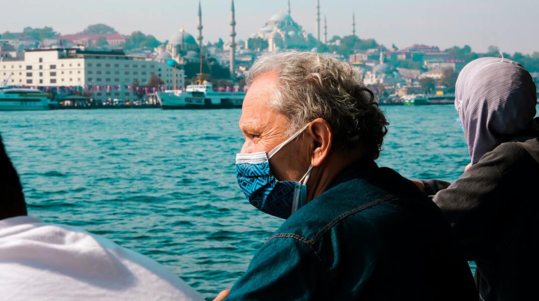 Πολίτης με μάσκα στην Τουρκία 