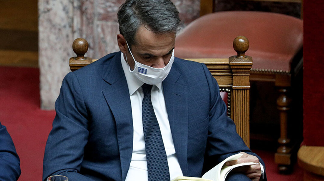 Ο Κυριάκος Μητσοτάκης στη Βουλή με μάσκα για τον κορωνοϊό