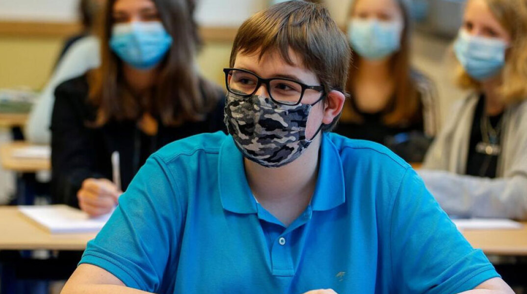 Μαθητές με μάσκα για τον κορωνοϊό στην τάξη (ΦΩΤΟ ΑΡΧΕΙΟΥ)