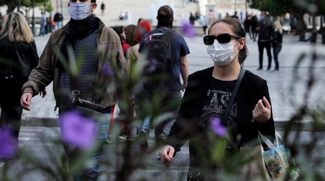 Πολίτες με μάσκα στο κέντρο της Αθήνας 
