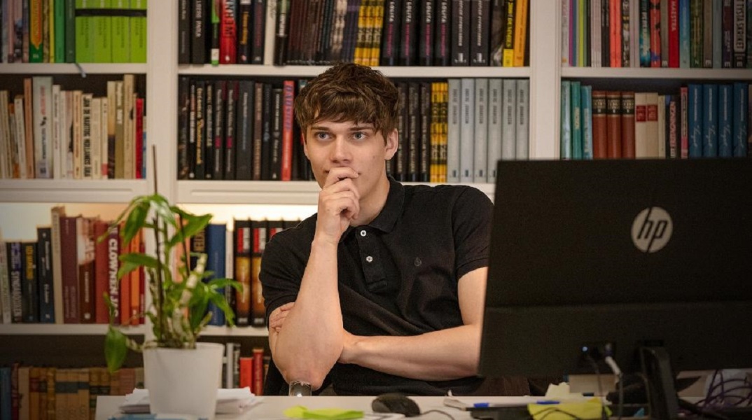 Ο Björn Mosten στη σειρά «Έρωτας & Αναρχία» (Love & Anarchy) του Netflix