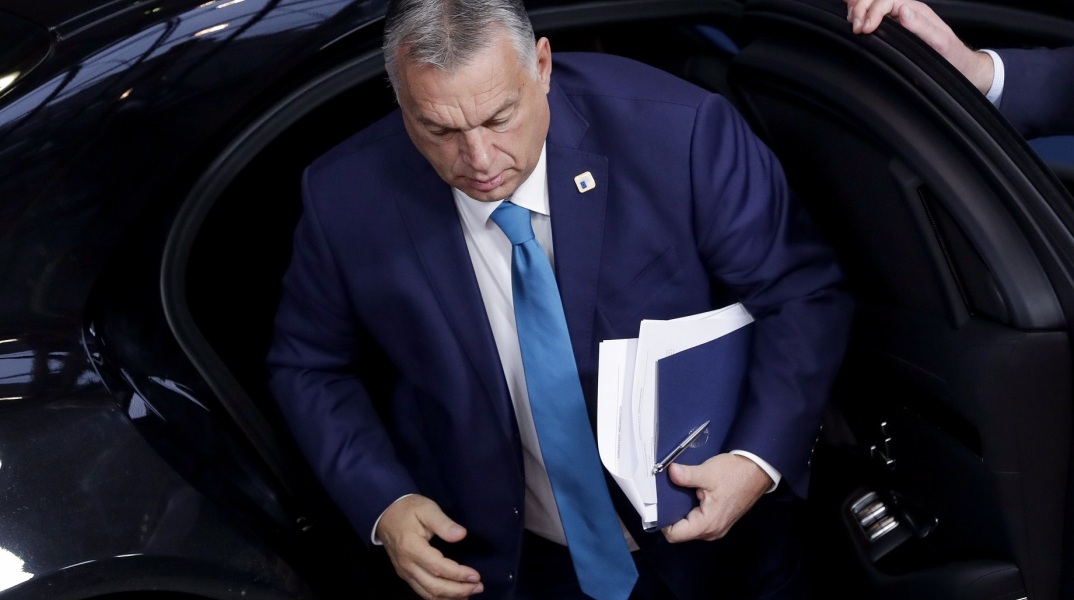 Ο πρωθυπουργός της Ουγγαρίας Βίκτορ Όρμπαν την ώρα που βγαίνει από το αυτοκίνητο