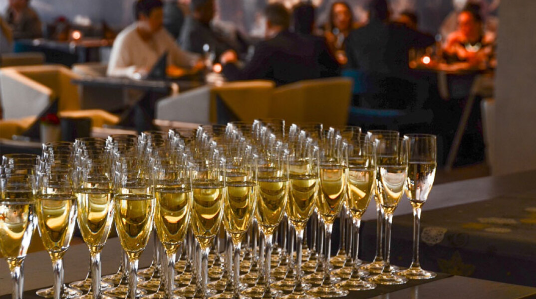 Ποτήρια με σαμπάνια σε κατάστημα εστίασης τα Χριστούγεννα