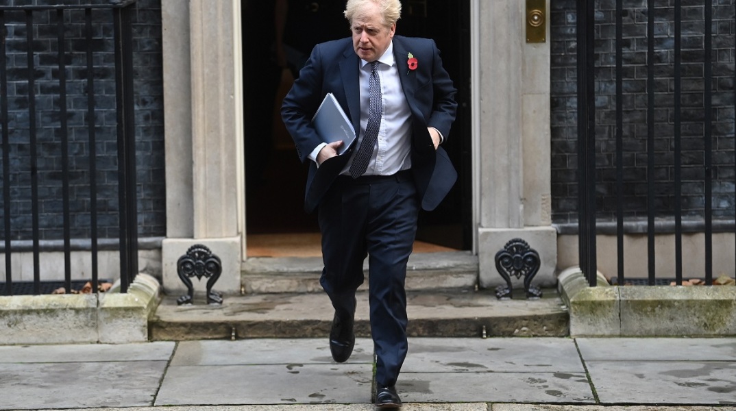 Ο βρετανός πρωθυπουργός Μπόρις Τζόνσον έξω από την Ντάουνινγκ Στριτ
