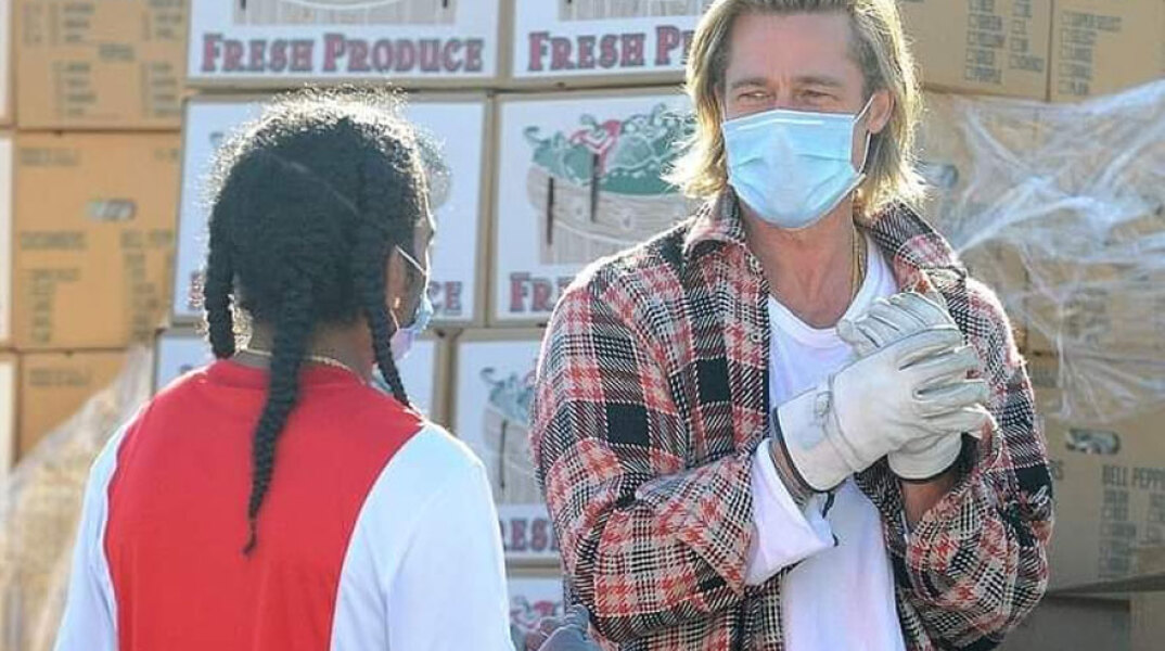 Ο Μπραντ Πιτ μπροστά από το φορτηγό με τα κιβώτια γεμάτα τρόφιμα και είδη πρώτης ανάγκης για άπορες οικογένειες σε γειτονιά του Λος Άντζελες