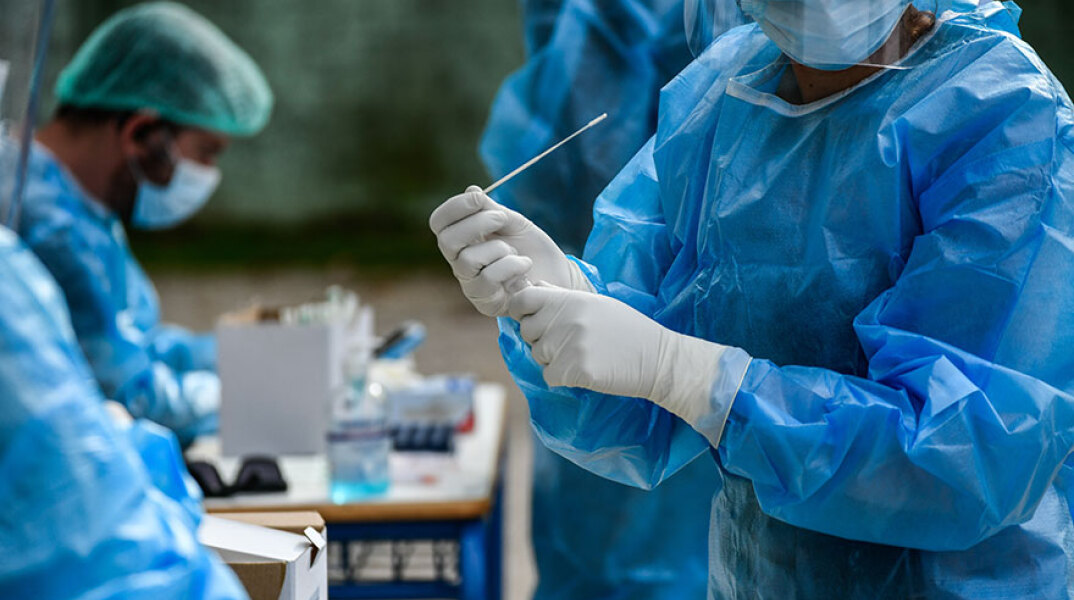 Κλιμάκιο του ΕΟΔΥ για τον κορωνοϊό διενεργεί rapid test σε πολίτες