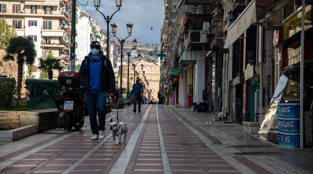 Άνδρας έχει βγάλει τον σκύλο βόλτα στη Θεσσαλονίκη εν μέσω lockdown