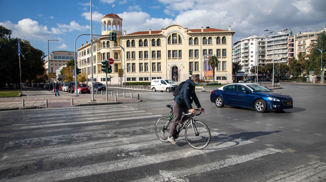 Ένας ποδηλάτης σε δρόμο στη Θεσσαλονίκη εν μέσω lockdown
