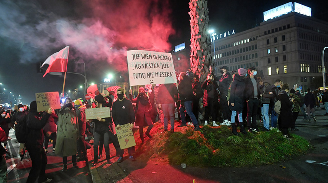 Μαζικές διαμαρτυρίες κατά της αυστηρότερης νομοθεσίας για τις αμβλώσεις συνεχίζονται σε όλη την Πολωνία