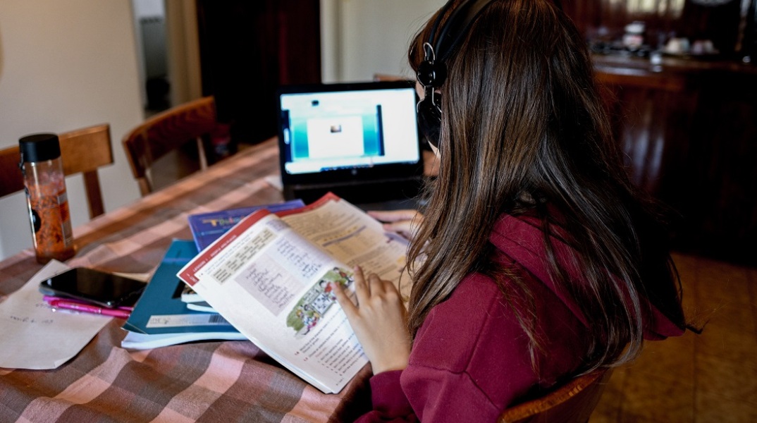 Μαθήτρια κάνει το μάθημά της μέσω τηλεκπαίδευσης