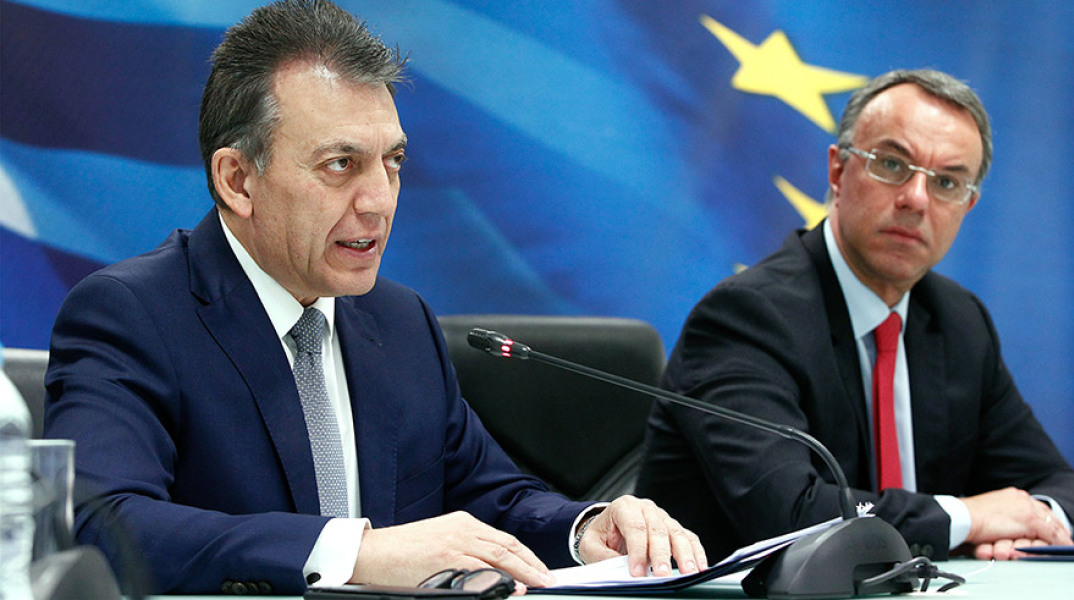 Ο υπουργός Οικονομικών Χρήστος Σταϊκούρας και ο υπουργός Εργασίας και Κοινωνικών Υποθέσεων Γιάννης Βρούτσης