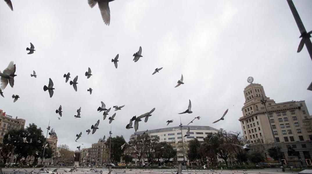 Κορωνοϊός στην Ισπανία: Άδεια από κόσμο κεντρική πλατεία στη Βαρκελώνη