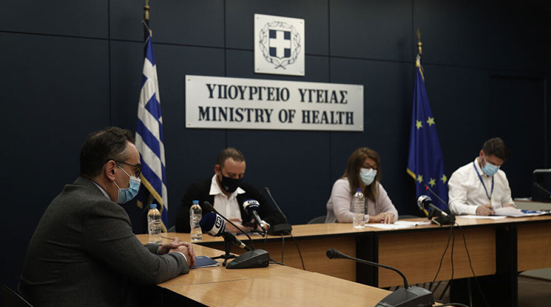 Βασίλης Κοντοζαμάνης, Γκίκας Μαγιορκίνης, Βάνα Παπαευαγγέλου και Νίκος Χαρδαλιάς στη live ενημέρωση για τον κορωνοϊό από το Υπουργείο Υγείας