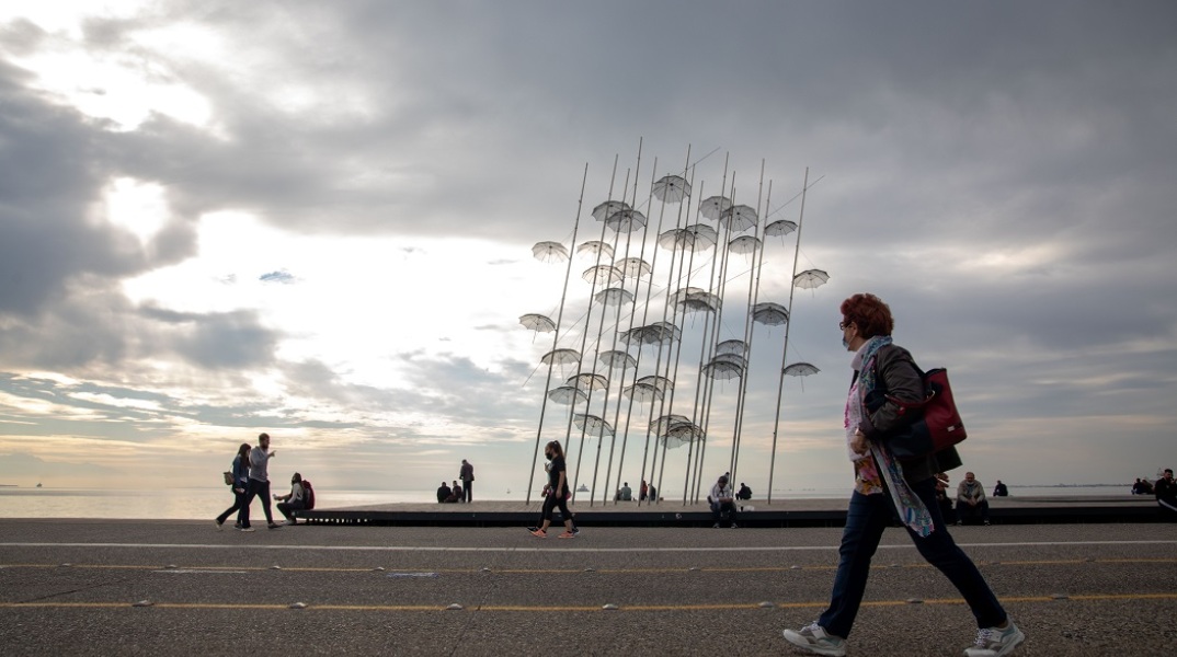 Πολίτες με μάσκα στην Θεσσαλονίκη