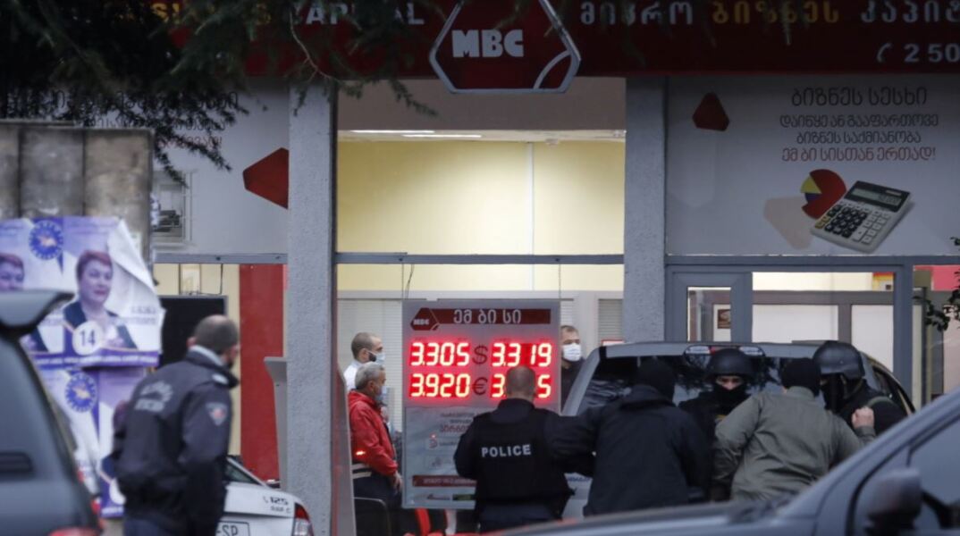 Αίσιο τέλος στην ομηρία εννέα ατόμων στην Τιφλίδα