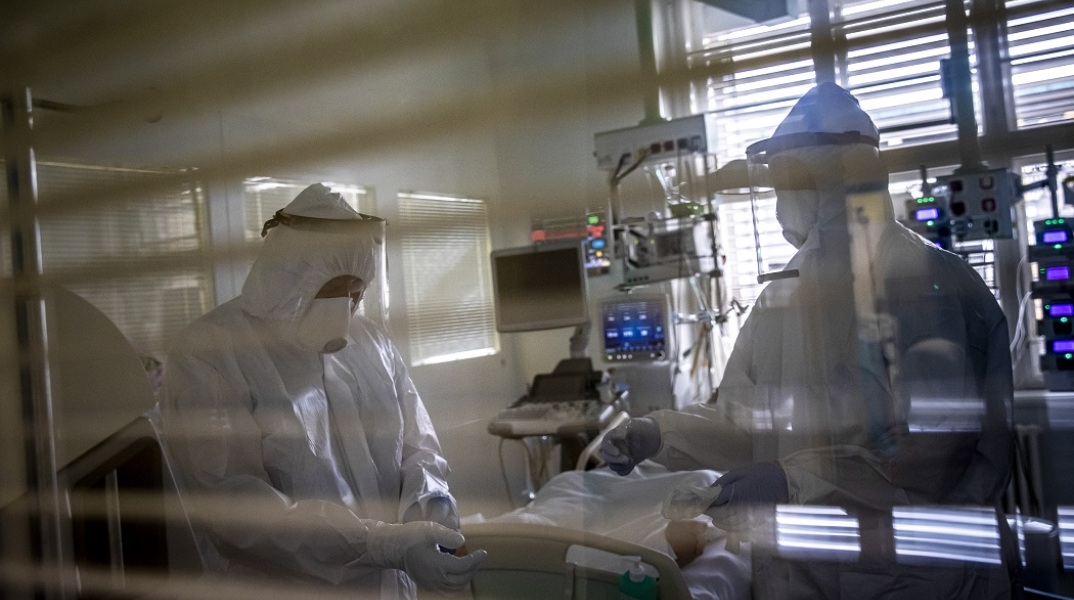 Γιατροί σε Μονάδα Εντατικής Θεραπείας