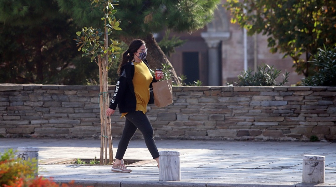 Πολίτες με μάσκα στην Θεσσαλονίκη