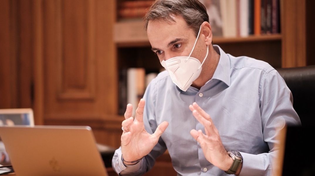 Ο Κυριάκος Μητσοτάκης κατά τη διάρκεια τηλεδιάσκεψης